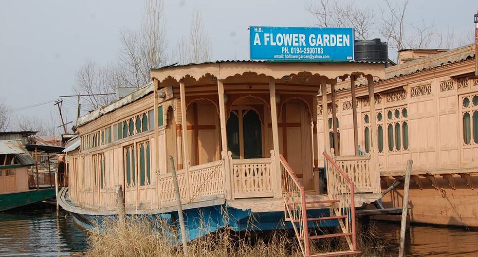 A Flower Garden Houseboat, Srinagar 4